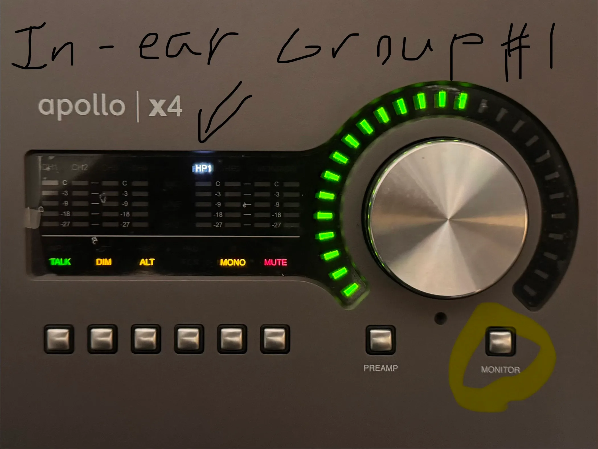 Apollo x4에서 HP1이 선택되고 인이어 그룹 1 레벨이 LED 링 중앙에서 시계 방향으로 한 칸 지난 위치에 설정된 모습