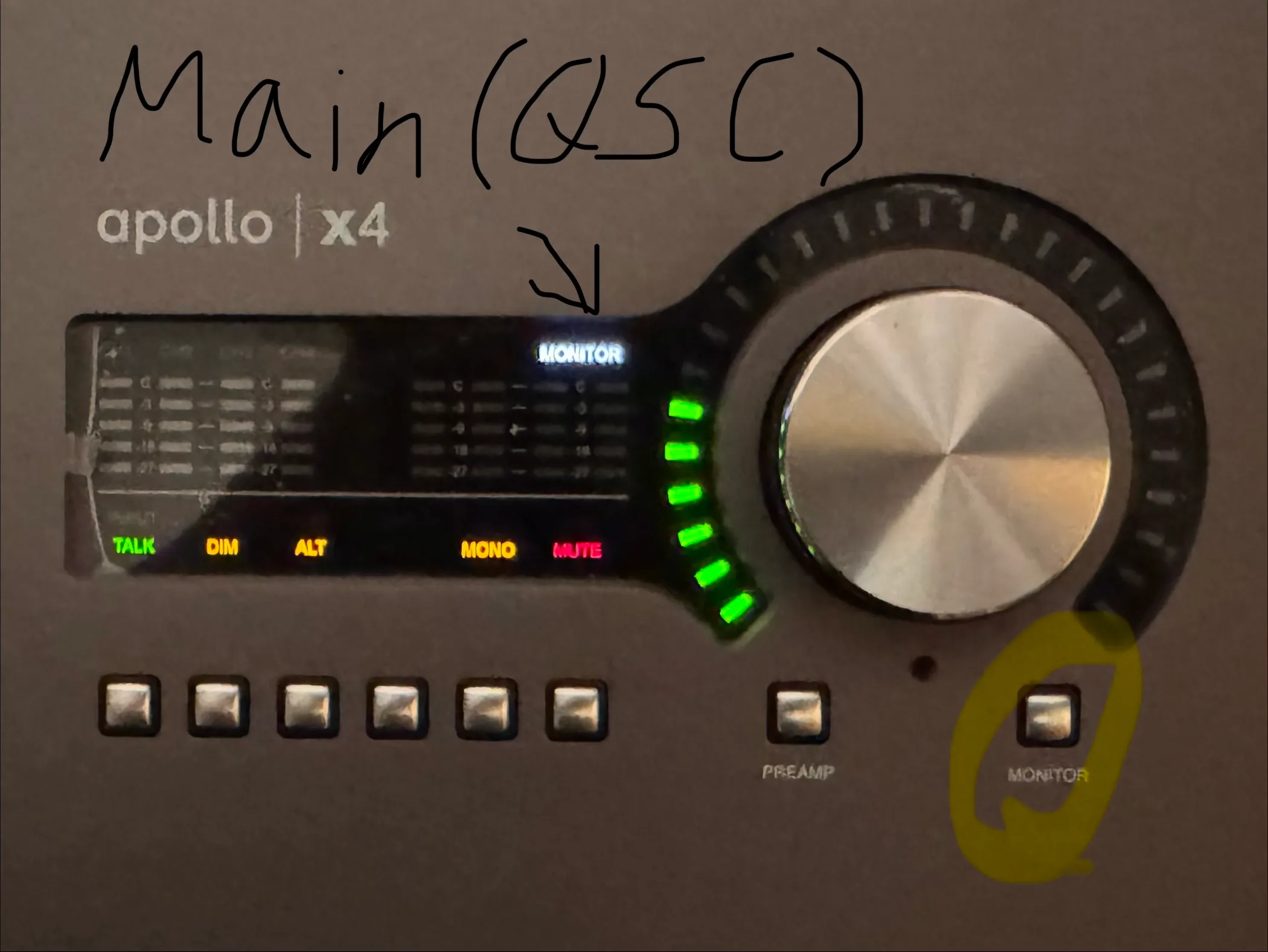Apollo x4에서 MONITOR가 선택되고 메인 QSC 스피커 출력 레벨이 낮게 설정된 모습