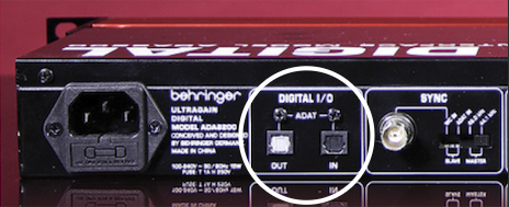 Behringer ADA8200 후면의 ADAT 광 출력과 입력 단자