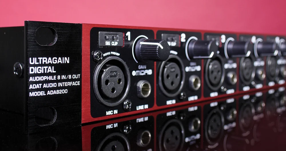 Behringer ADA8200 전면의 8채널 마이크 및 라인 입력