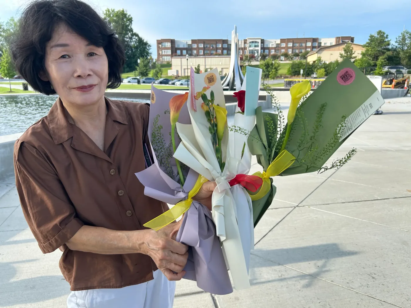 꽃과 말씀 카드가 담긴 꽃다발을 들고 있는 참가자