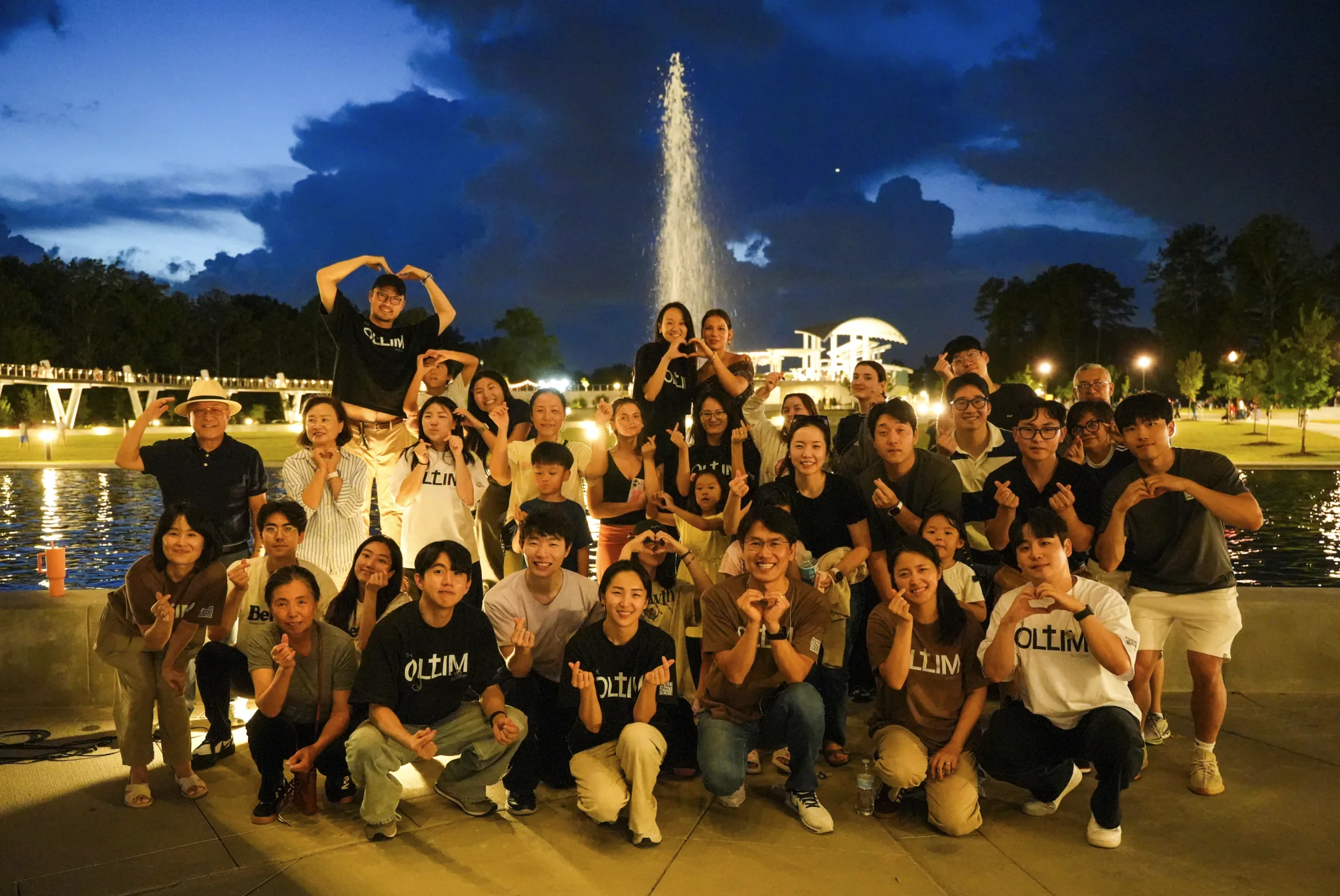 분수 앞에서 손하트 포즈를 취한 Ollim Worship 공동체 단체 사진