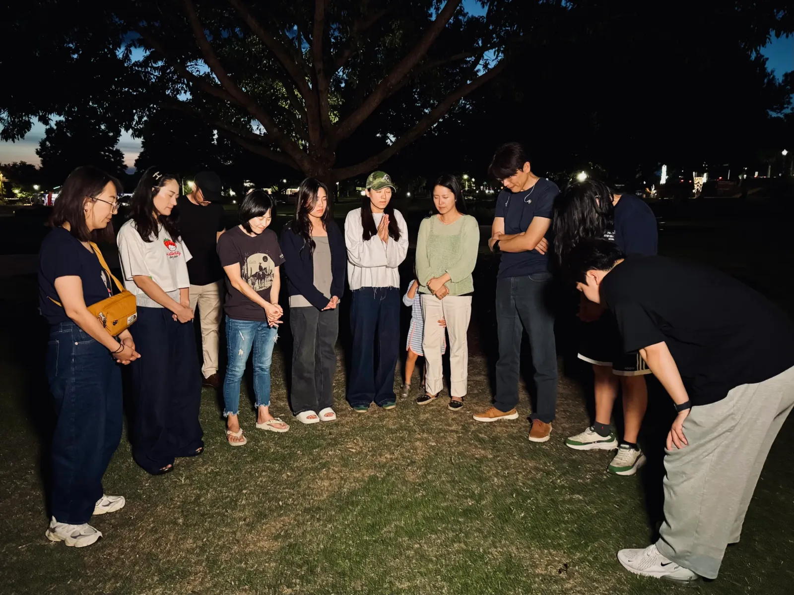 버스킹 사역을 마친 뒤 함께 모여 기도하는 Ollim Worship 팀